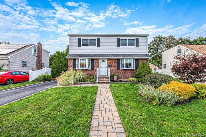 Property Photo:  9 Cortelyou Street W  NY 11746 