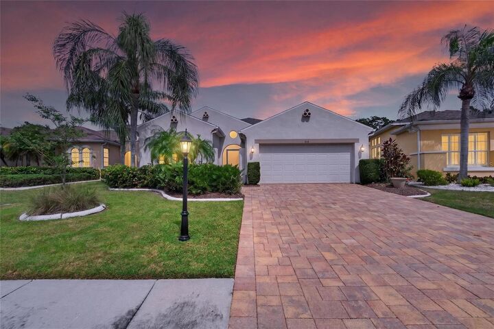 Property Photo:  818 King Leon Way  FL 33573 