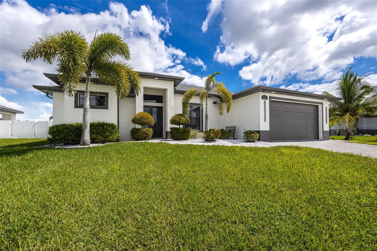 Property Photo: 1423 SW 21st Avenue FL 33991