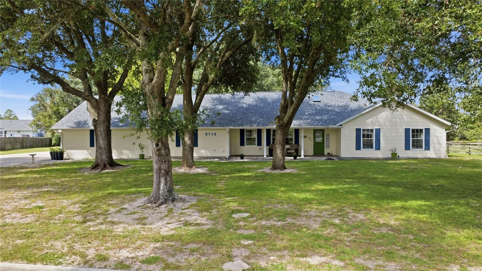 Property Photo:  5718 NE 61st Avenue Road  FL 34488 