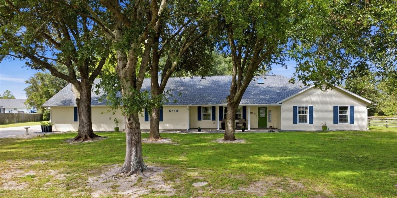 Property Photo:  5718 NE 61st Avenue Road  FL 34488 