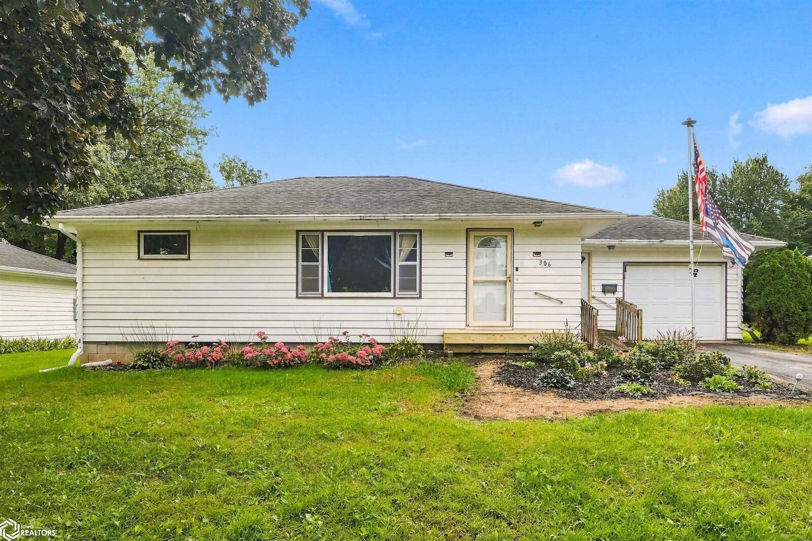 Property Photo:  306 4th St  IA 50635 