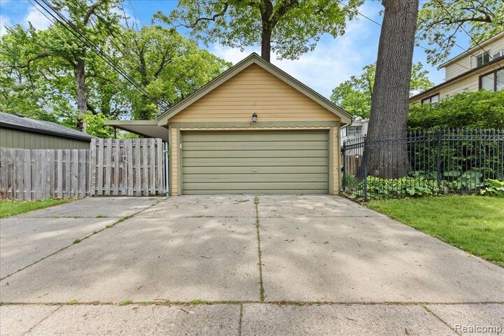 Property Photo: 43 Wellesley Drive MI 48069 1242