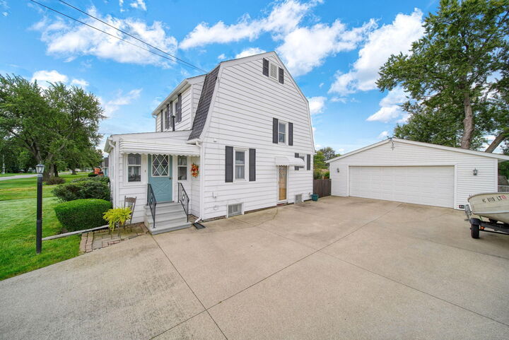 Property Photo:  826 Concord Boulevard  MI 49202 