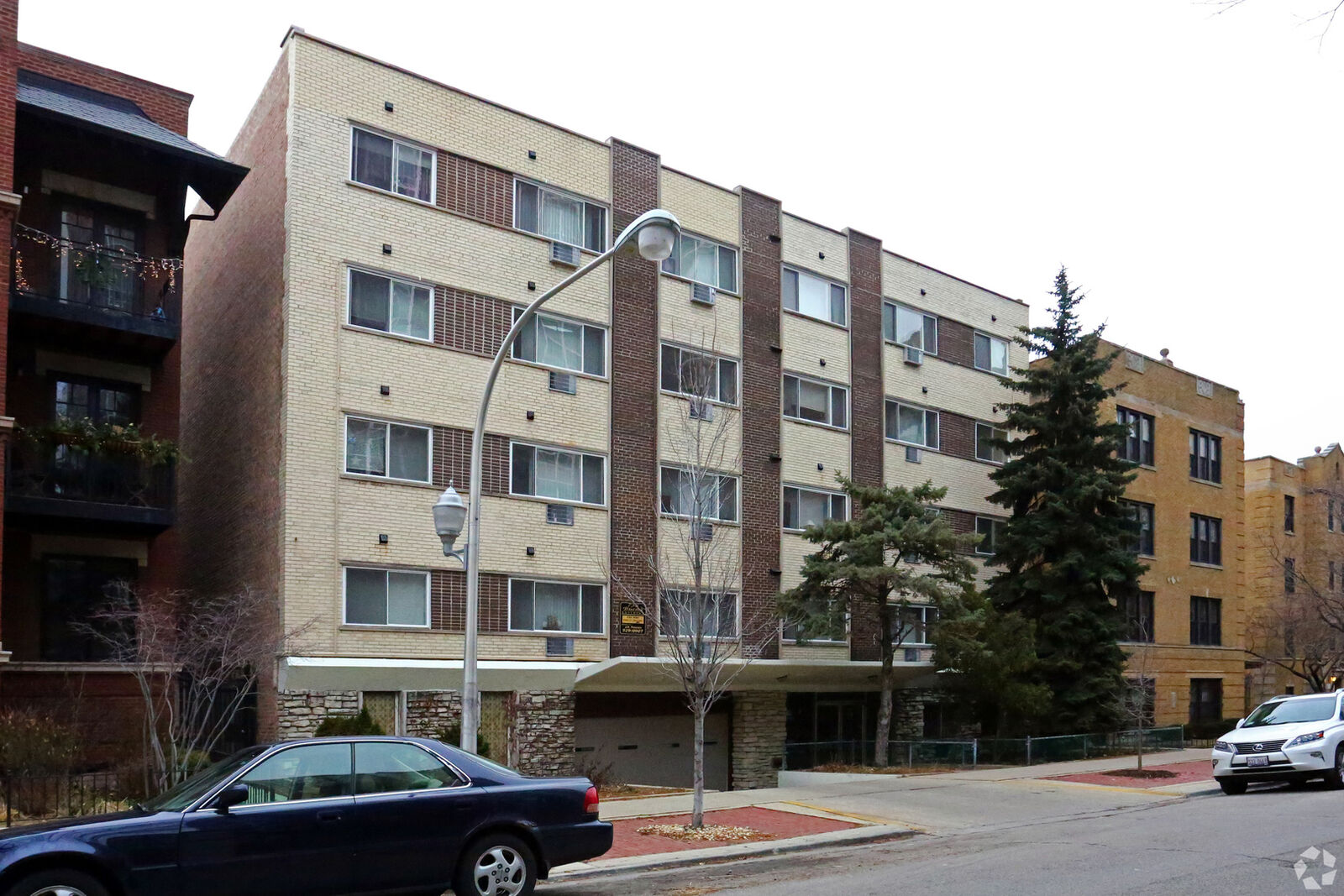 Property Photo: 516 W Melrose Street 303 IL 60657