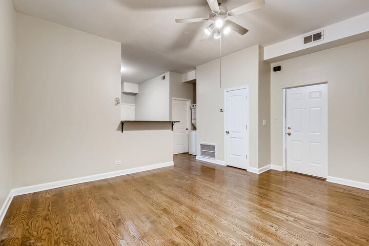 Property Photo:  7046 N Clark Street 2flr  IL 60626 