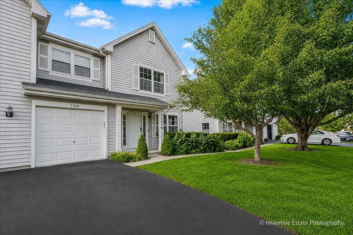 Property Photo: 1304 Orleans Drive 1304 IL 60060