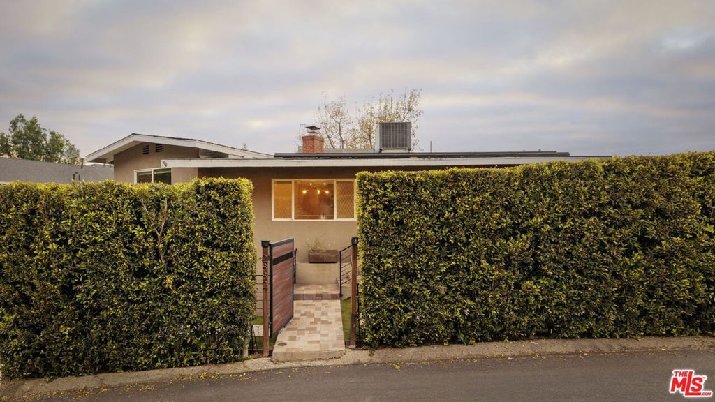 Property Photo:  2882 Palmer Drive  CA 90065 
