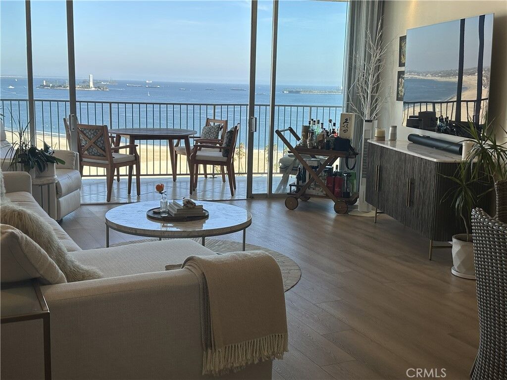 Property Photo:  700 E Ocean 2005  CA 90802 
