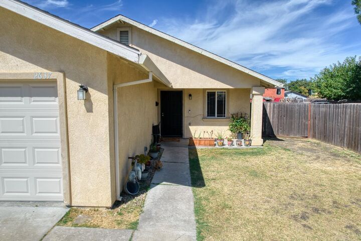 Property Photo:  2637 W Acacia  CA 95203 