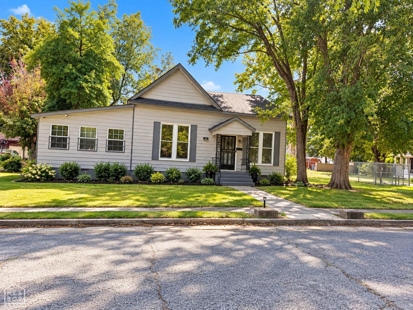 Property Photo:  404 E Johnson Avenue  AR 72370 