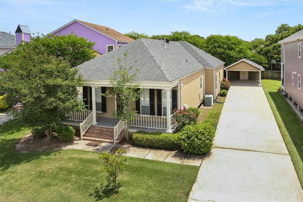 Property Photo: 18 Seaward Court LA 70131