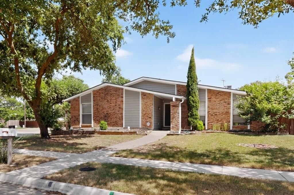 Property Photo:  1901 Paxton Drive  TX 75007 