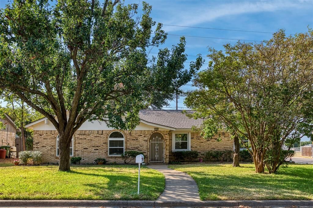 Property Photo:  1000 Springdale Road  TX 76021 