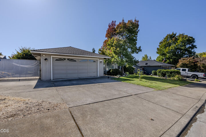 Property Photo: 2212 Westfall Circle OR 97504