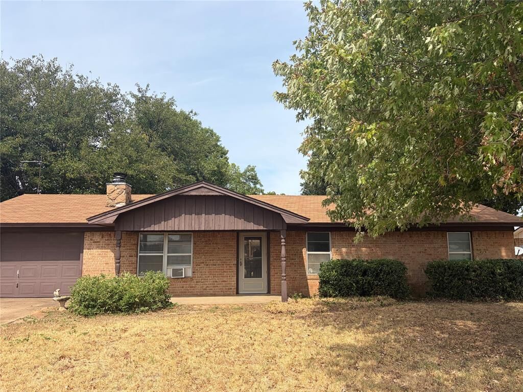 Property Photo: 1104 Hillcrest Drive OK 73573