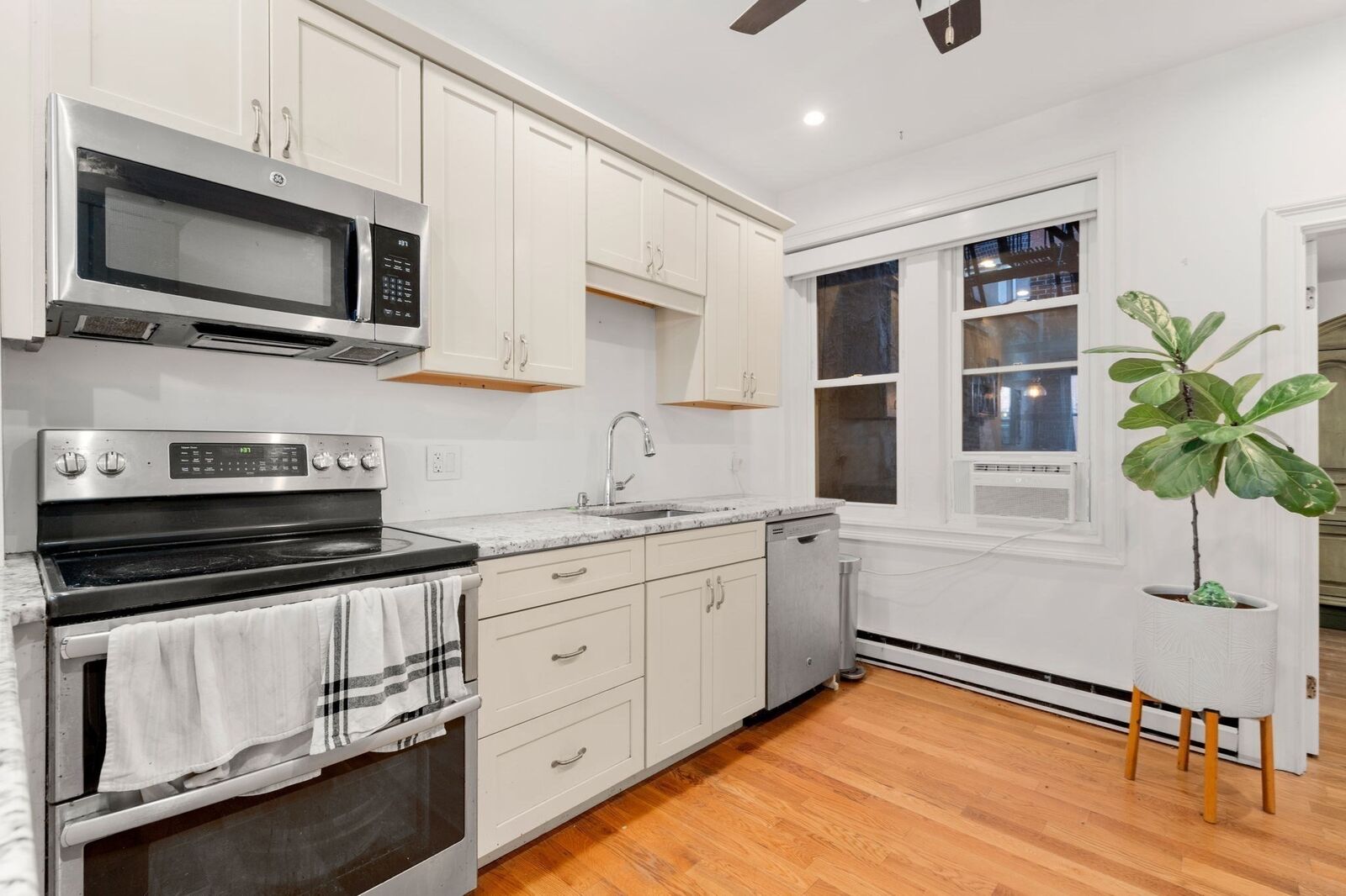 Property Photo:  162 Endicott St 1  MA 02113 