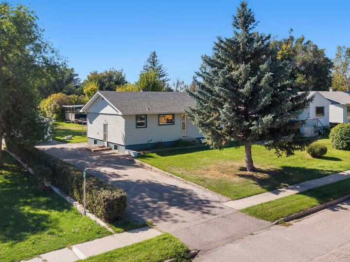 Property Photo:  223 Allison Street  AB T0M 0A0 