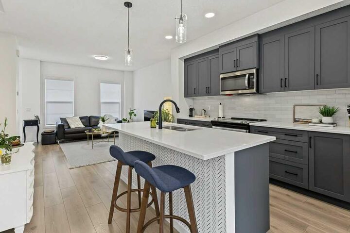 Property Photo:  533 Sage Hill Road NW  AB T3R 1Y2 