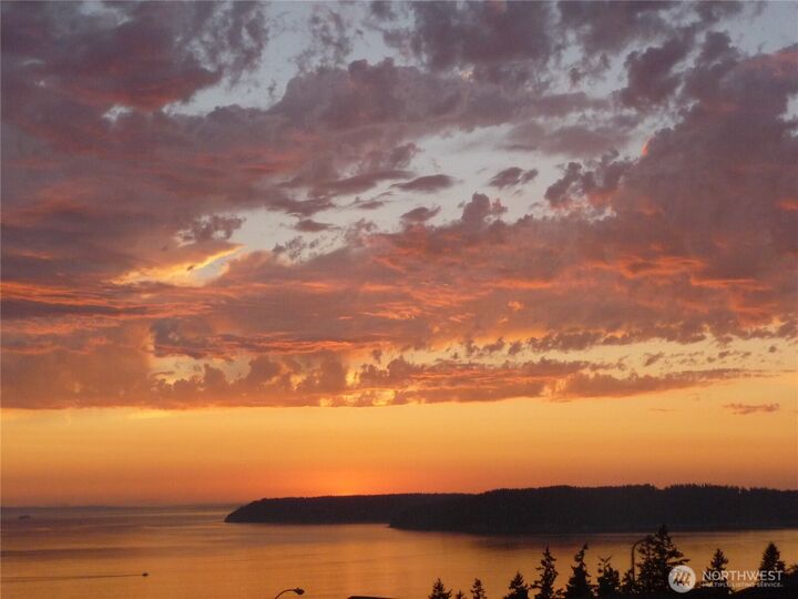 Property Photo:  6701  139th Place SW  WA 98026 
