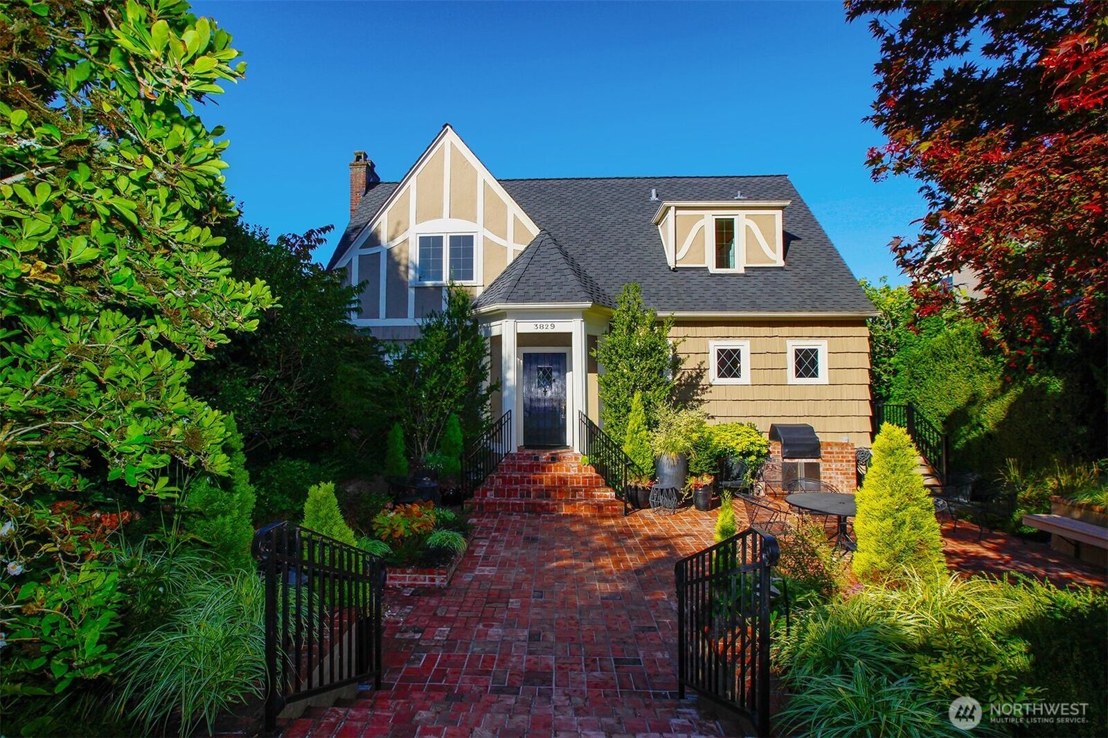 Property Photo:  3829  43rd Avenue NE  WA 98105 