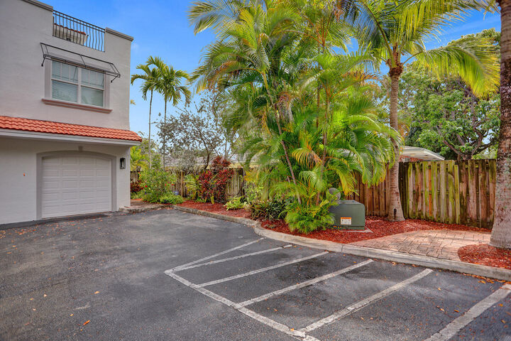 Property Photo:  728 NE 7th Avenue  FL 33304 