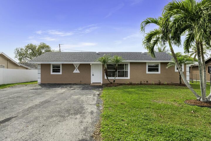 Property Photo:  816 NE 22nd Street  FL 33430 