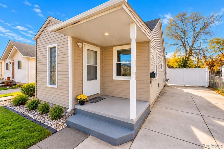 Property Photo:  7500 Anna Avenue  MI 48092 
