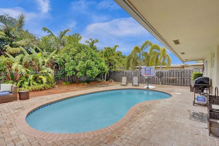 Property Photo:  2211 NE 61st Ct  FL 33308 