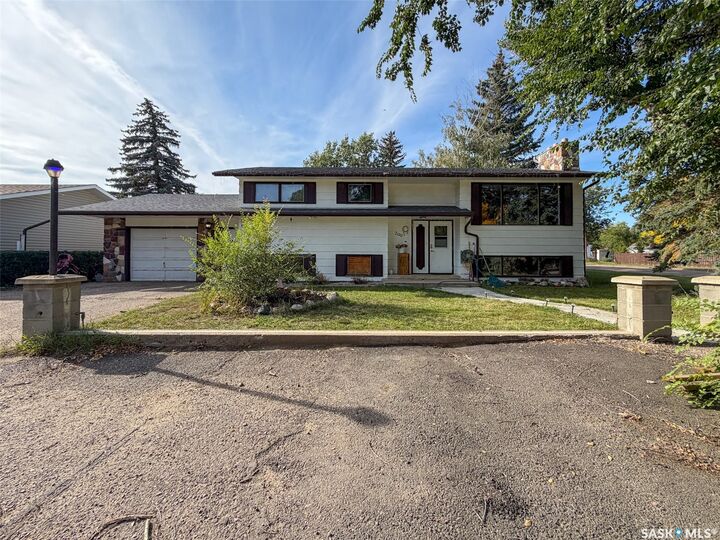 Property Photo:  200 3rd Street E  SK S0N 1Z0 