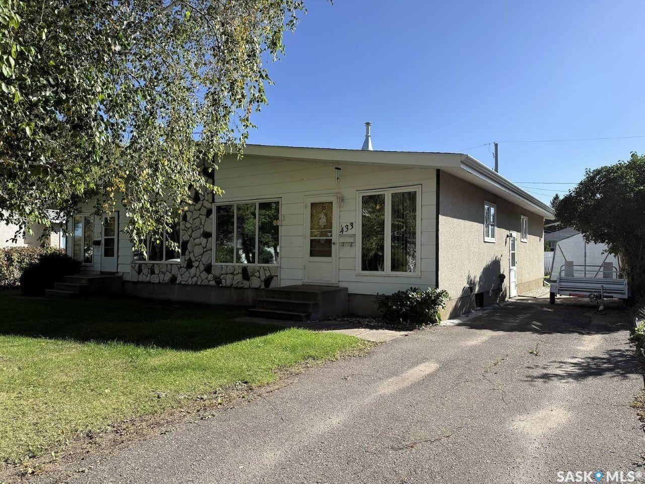 Property Photo:  433-435 25th Street E  SK S6V 1T3 