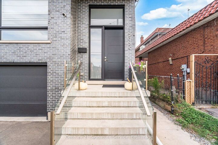 Photo de la propriété: 273C Ranee Avenue ON M6A 1N7