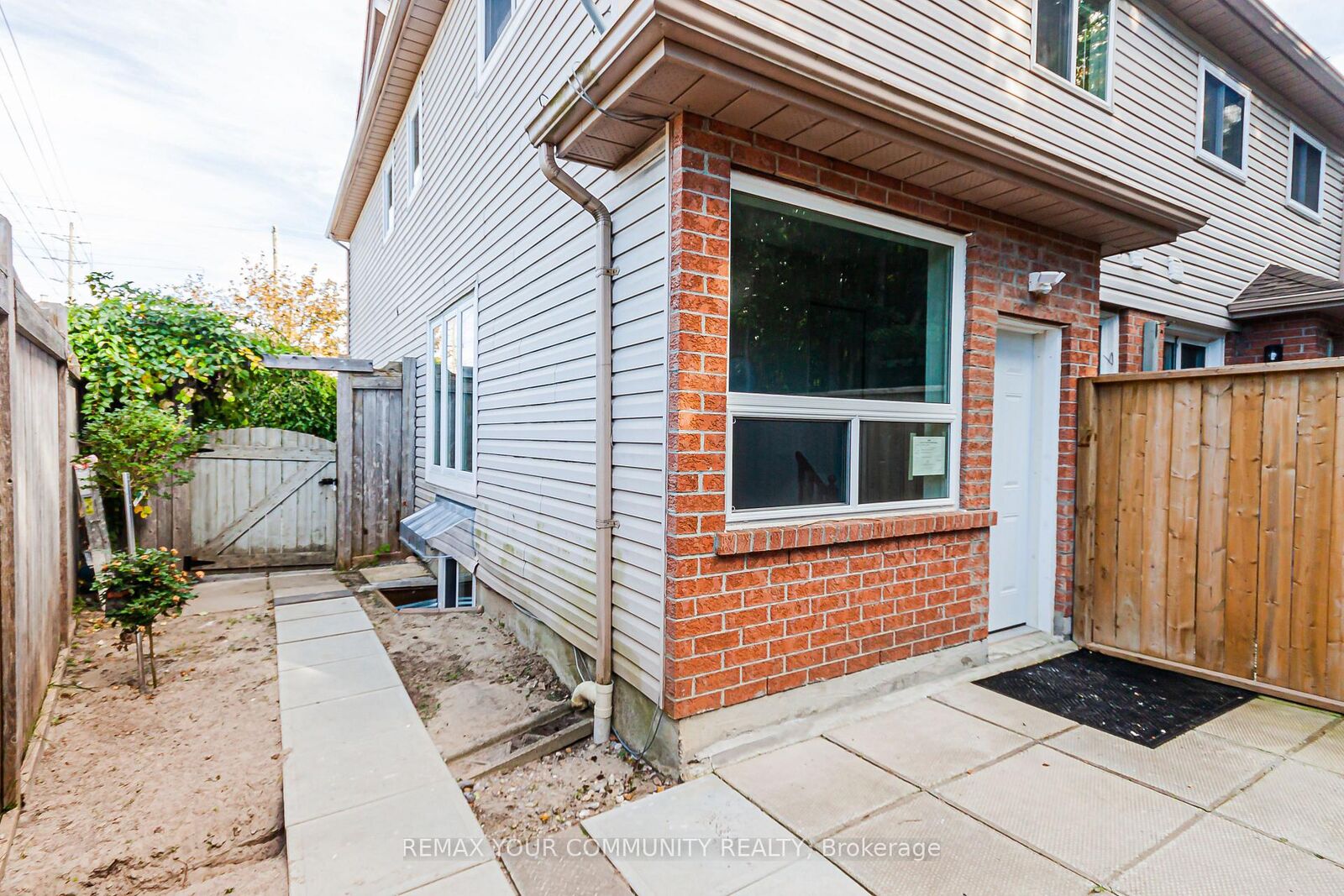 Property Photo:  218 Ferndale Drive S Lower  ON L4N 8J9 