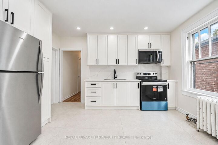 Property Photo:  8 Thorncliffe Avenue 6  ON M4K 1V5 