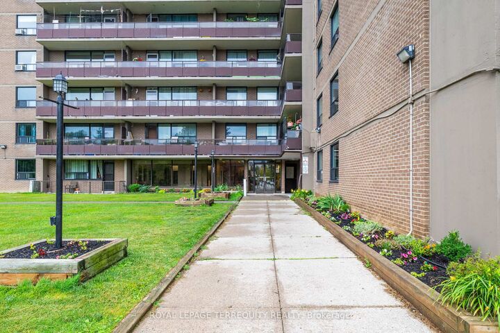 Property Photo:  180 Markham Road 816  ON M1M 2Z9 