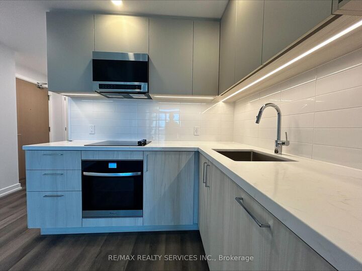 Property Photo:  21 Meadowdale Road 2105  ON L4K 0H6 