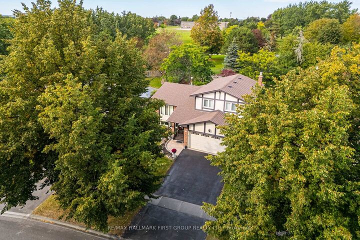 Property Photo:  33 Anstead Crescent  ON L1S 3X4 