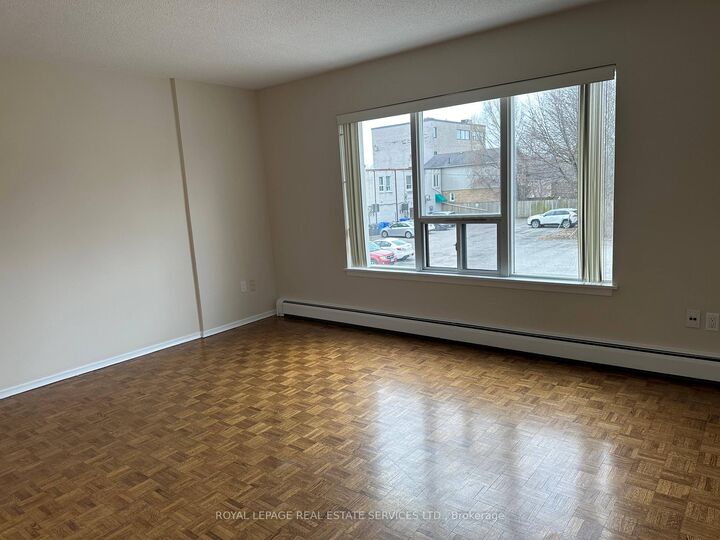 Property Photo:  7 Mohawk Avenue 2  ON L5G 3R5 