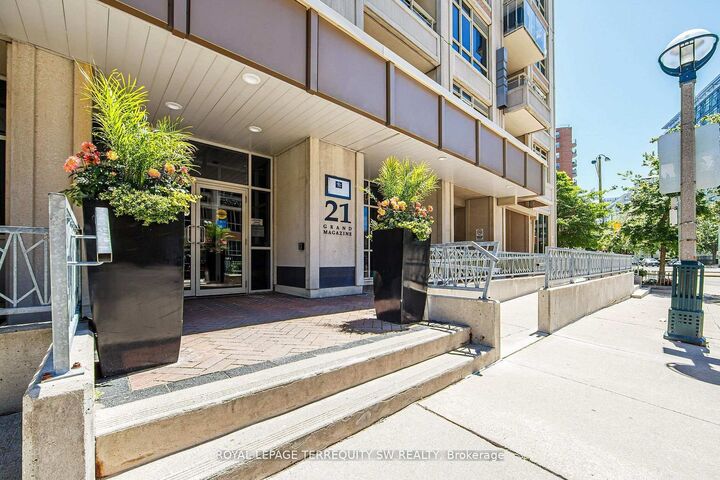 Property Photo:  21 Grand Magazine Street 809  ON M5V 1B5 