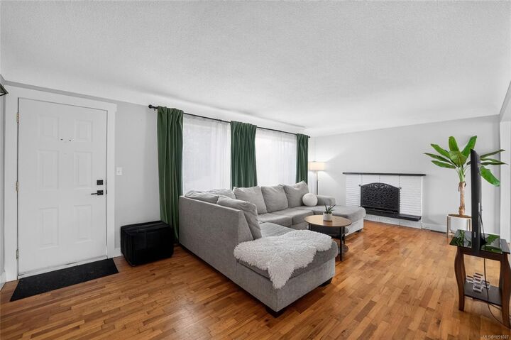 Property Photo:  650 Hunter St  BC V9S 1R1 