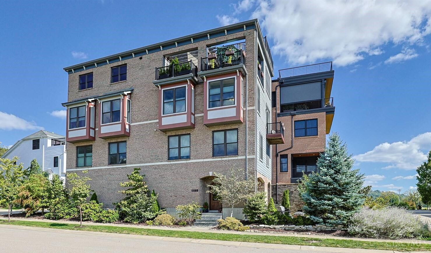 Property Photo:  2900 Corbin Park Court  OH 45226 