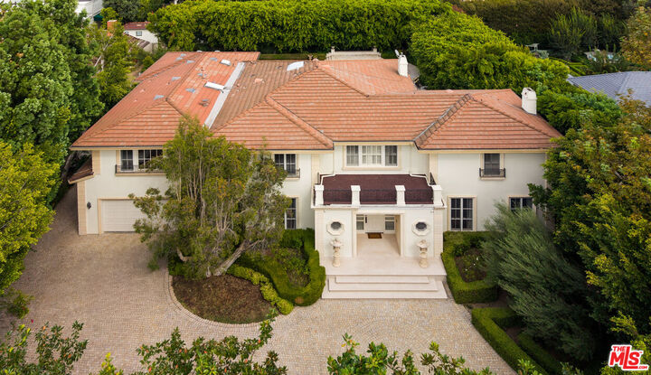 Property Photo:  916 N Whittier Dr  CA 90210 