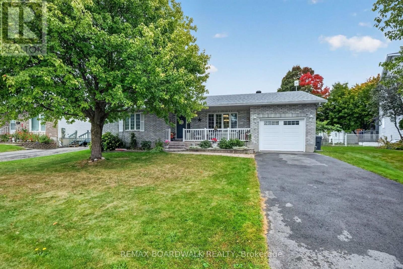 Property Photo: 2762 Julie Street ON K4K 1M2