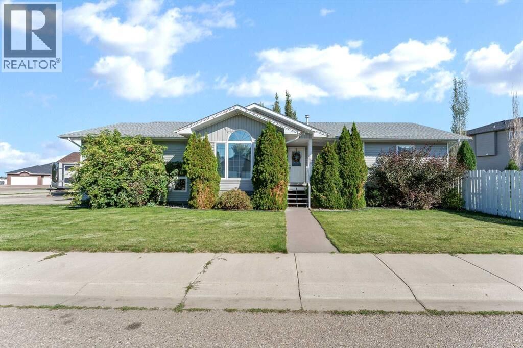 Property Photo:  78 Sunset Crescent Southwest  AB T1B 4T7 