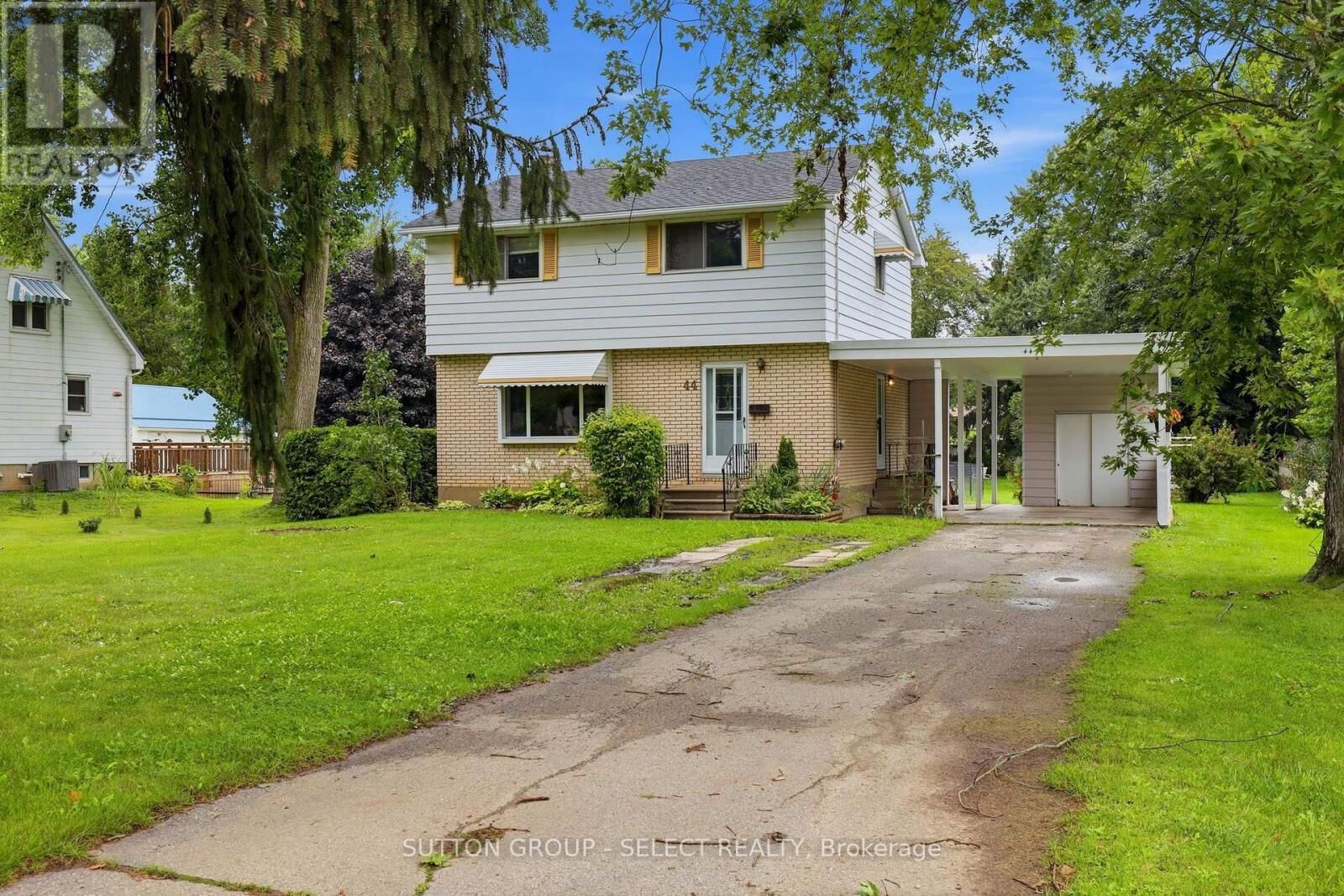 Property Photo:  44 South Edgeware Road  ON N5P 2H4 