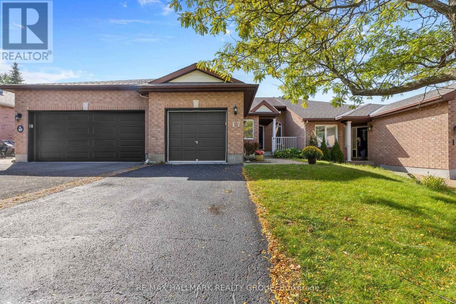 Property Photo: 17 Quinterra Court ON K1V 1K8