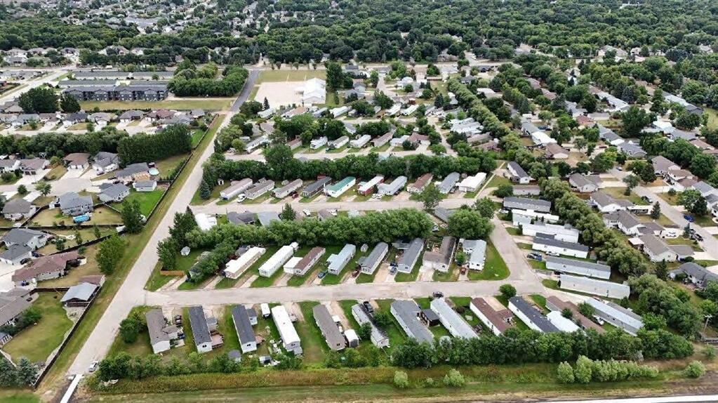 Property Photo:  1 Parkwood Street  MB R6M 0A8 
