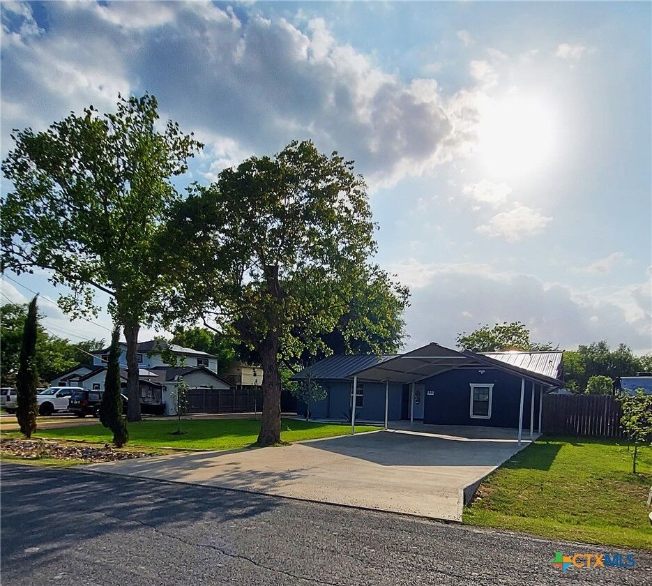 Property Photo: 209 Green Pasture TX 78634