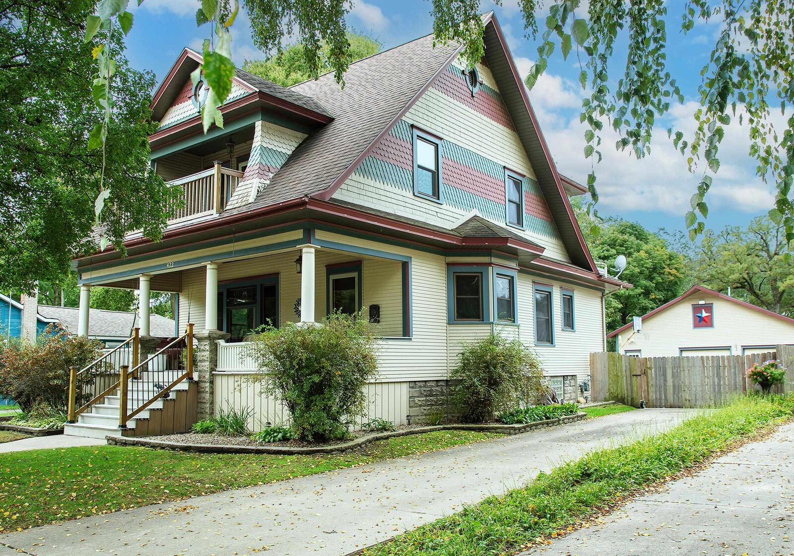 Property Photo:  422 SE 2nd Street  IA 50677 