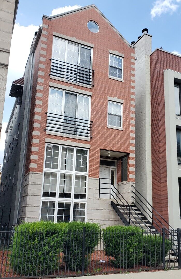 Property Photo: 2554 W Walton Street 2 IL 60622
